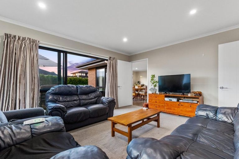 Photo of property in 16 Pitoitoi Drive, Riverhead, 0820