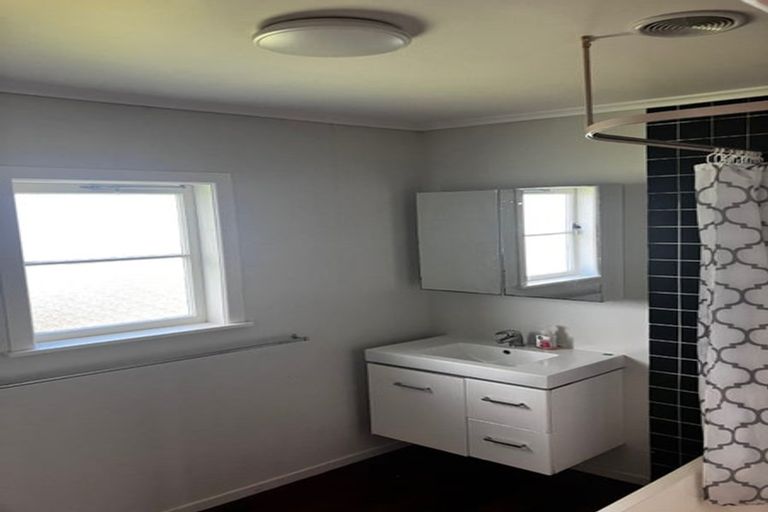 Photo of property in 59 Hutchinson Avenue, New Lynn, Auckland, 0600
