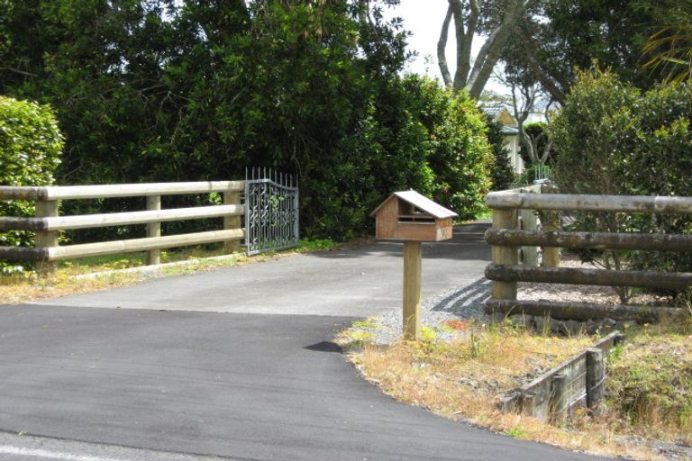 Photo of property in 108 Boord Crescent, Kumeu, 0891