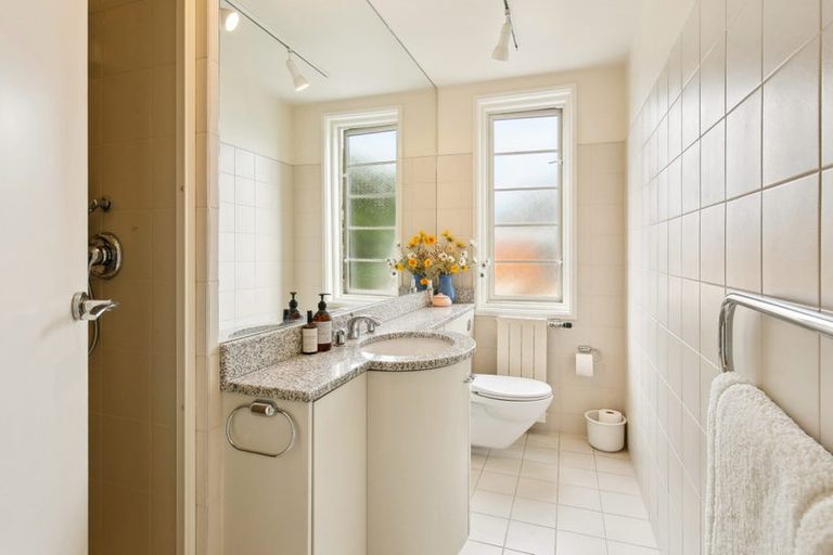 Photo of property in Broadwater Apartments, 214 Oriental Parade, Oriental Bay, Wellington, 6011