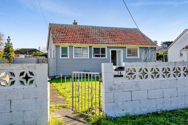 Photo of property in 16 Hadfield Street, Patea, 4520