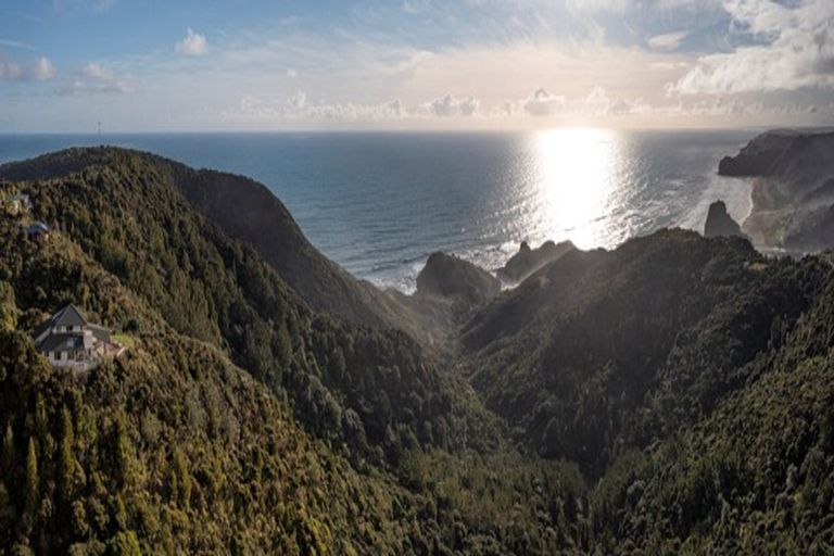 Photo of property in 43a Te Ahuahu Road, Piha, New Lynn, 0772