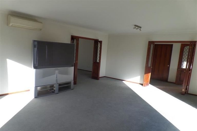 Photo of property in 5 Broadfell Avenue, Avonhead, Christchurch, 8042