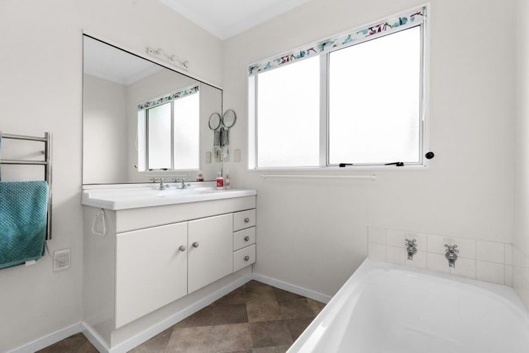 Photo of property in 11 Kingsgate Avenue, Havelock North, 4130