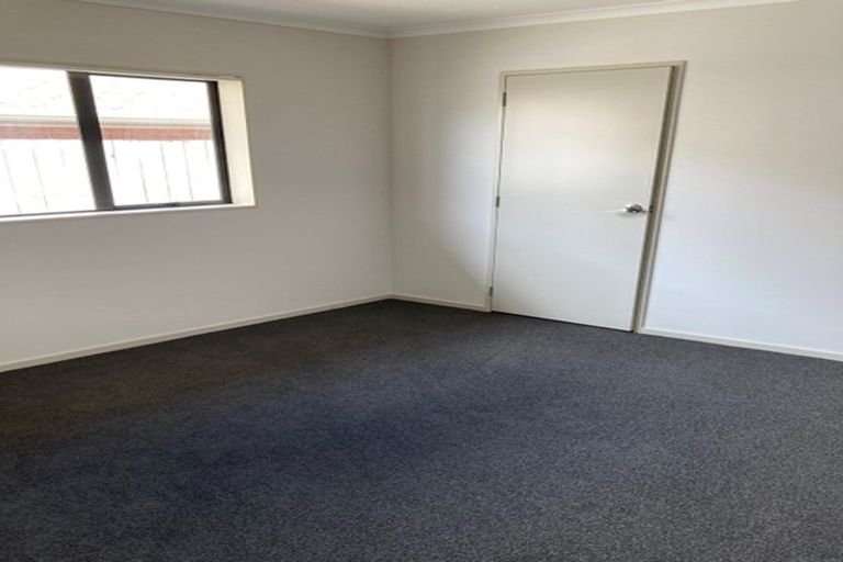 Photo of property in 5 Burton's Drive, Swanson, Auckland, 0614