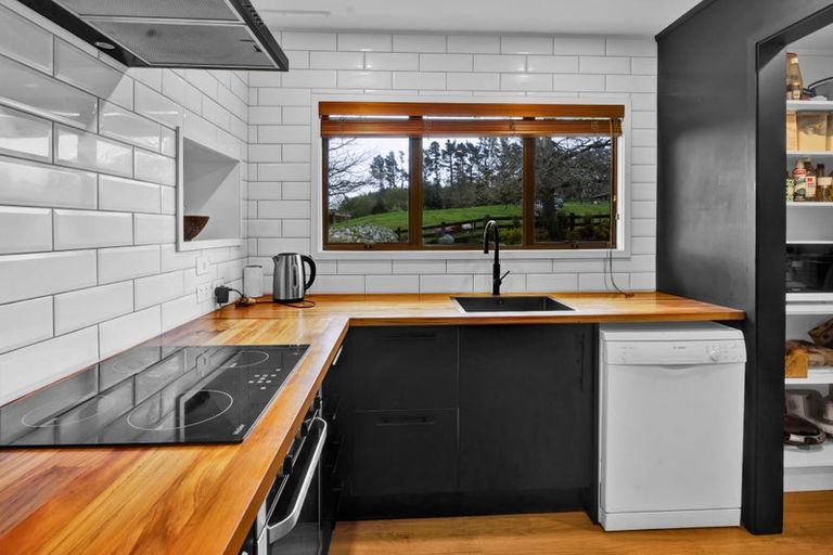 Photo of property in 8 Clearview Road, Lepperton, New Plymouth, 4373