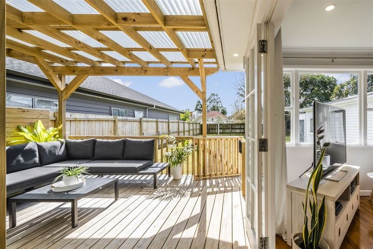 Photo of property in 15 Waione Avenue, Te Atatu Peninsula, Auckland, 0610
