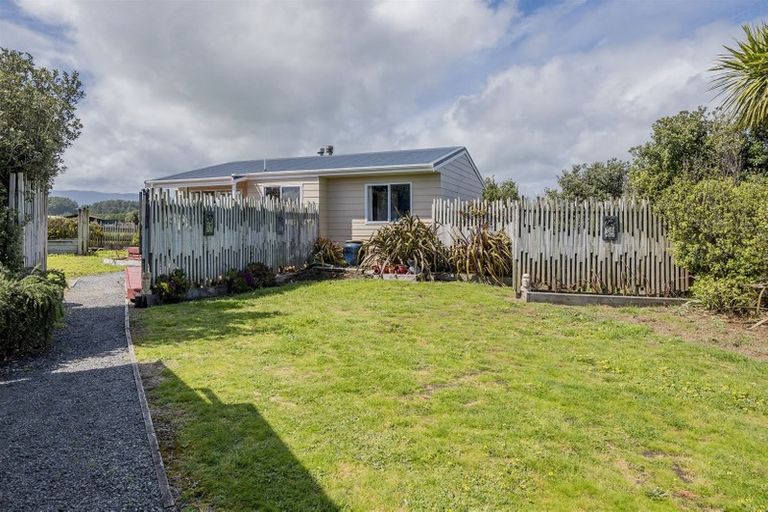 Photo of property in 3 Mavis Avenue, Waikawa Beach, Manakau, 5573