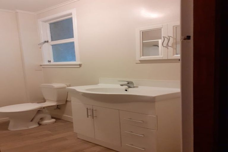 Photo of property in 5 Whiteley Street, Moturoa, New Plymouth, 4310