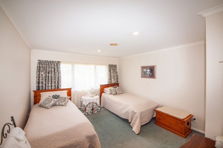 Photo of property in 6 Derry Hill, Churton Park, Wellington, 6037