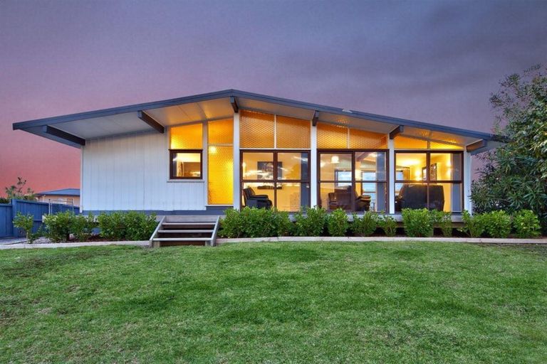 Photo of property in 15 Bodi Place, Te Atatu South, Auckland, 0610