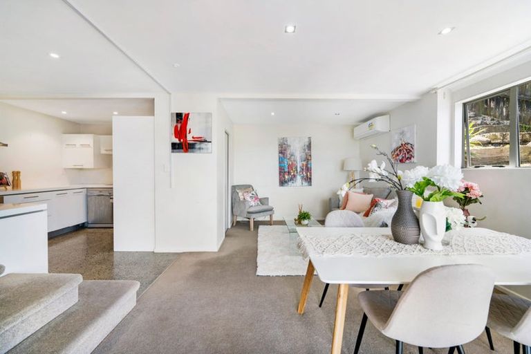 Photo of property in 1a Highgrove Lane, Totara Vale, Auckland, 0632