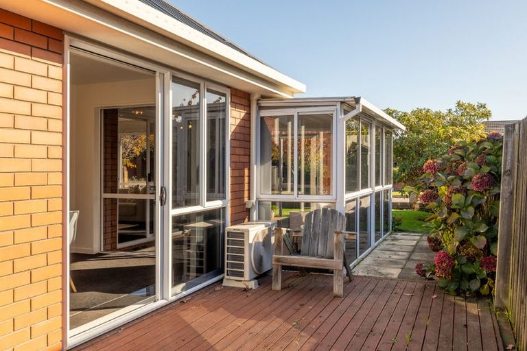 Photo of property in 2/52a Berkshire Drive, Avonhead, Christchurch, 8042