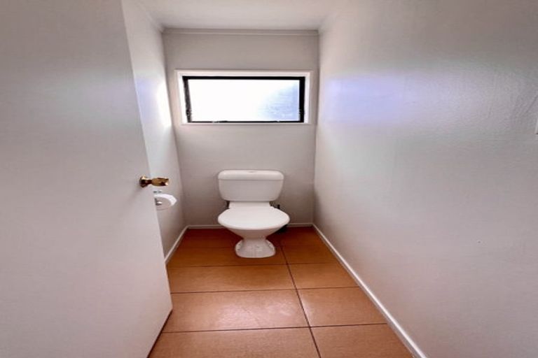 Photo of property in 8a Eske Place, Highland Park, Auckland, 2010