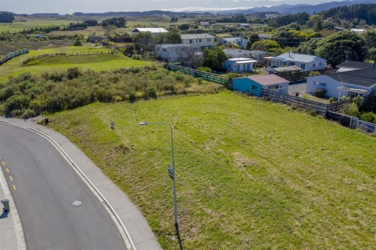 Photo of property in 27 Seagrass Place, Otaki Beach, Otaki, 5512