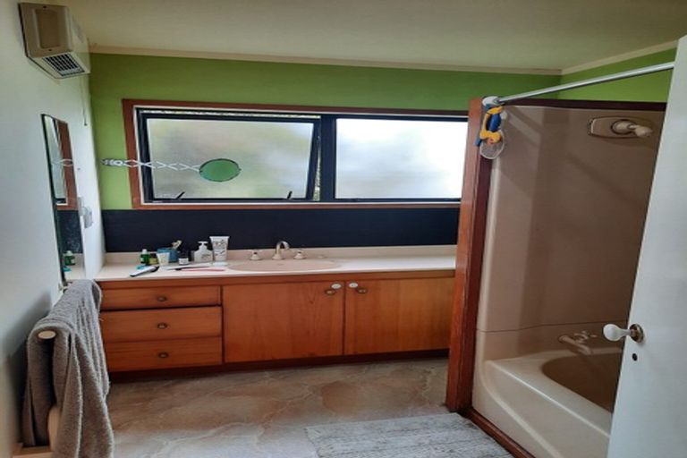 Photo of property in 21 Te Ahuahu Road, Piha, 0772