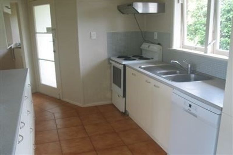 Photo of property in 1/66 Pupuke Road, Hillcrest, Auckland, 0627