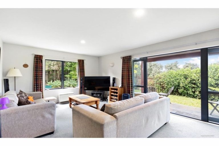 Photo of property in 2/24 Merton Avenue, Glenfield, Auckland, 0627