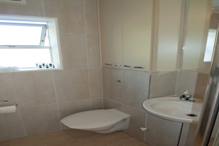 Photo of property in 9/18 Parr Terrace, Castor Bay, Auckland, 0620