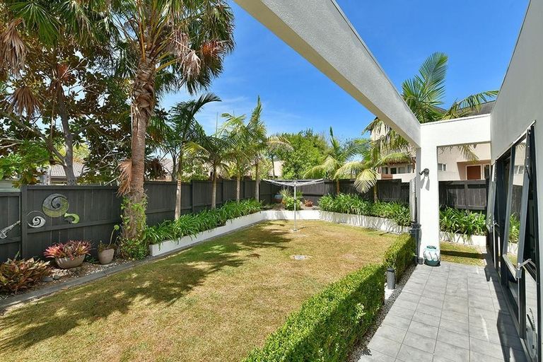 Photo of property in 8 Hobie Court, West Harbour, Auckland, 0618