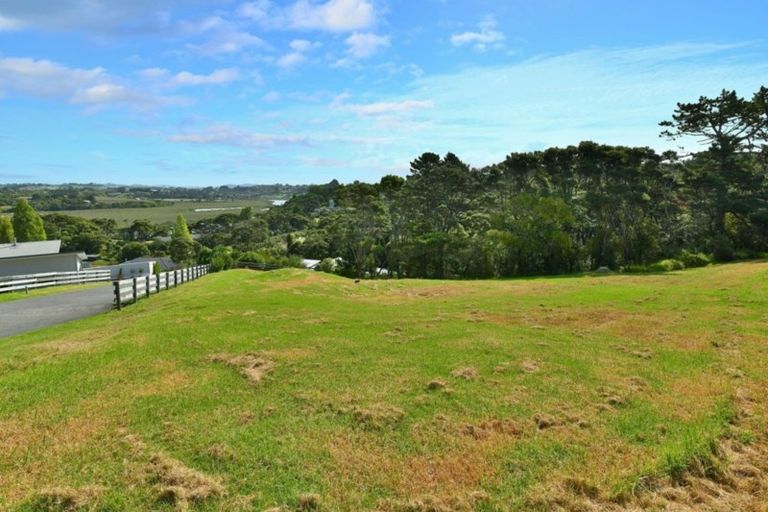 Photo of property in 299 Whangaparaoa Road, Red Beach, 0932