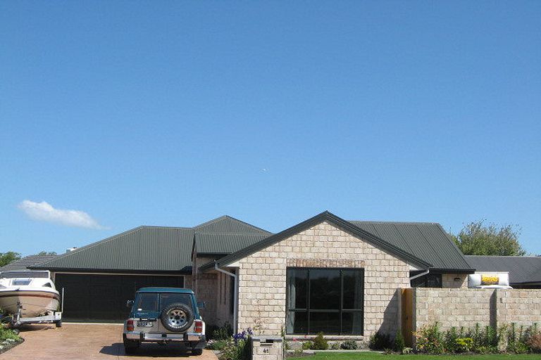Photo of property in 41 Coolspring Way, Redwood, Christchurch, 8051