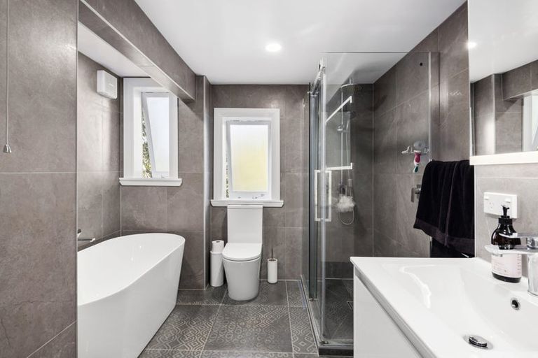 Photo of property in 22 Fairview Crescent, Kelburn, Wellington, 6012