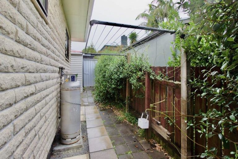 Photo of property in 2a Taipari Road, Te Atatu Peninsula, Auckland, 0610