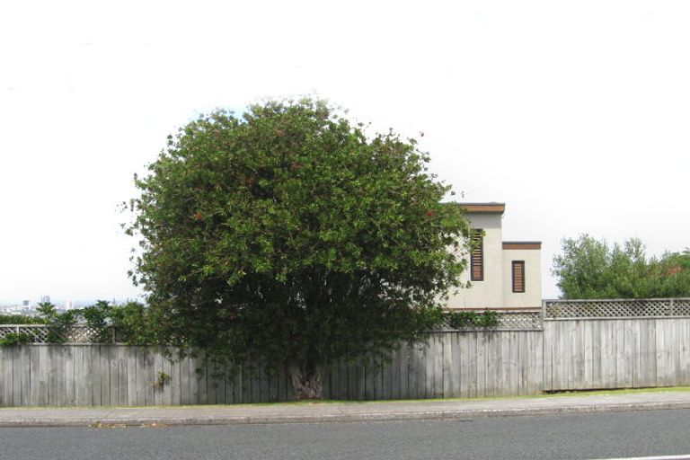 Photo of property in 2/13 Castor Bay Road, Castor Bay, Auckland, 0620