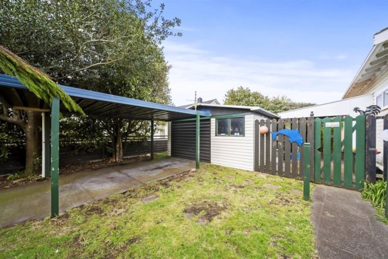 Photo of property in 14 Waihi Road, Hawera, 4610