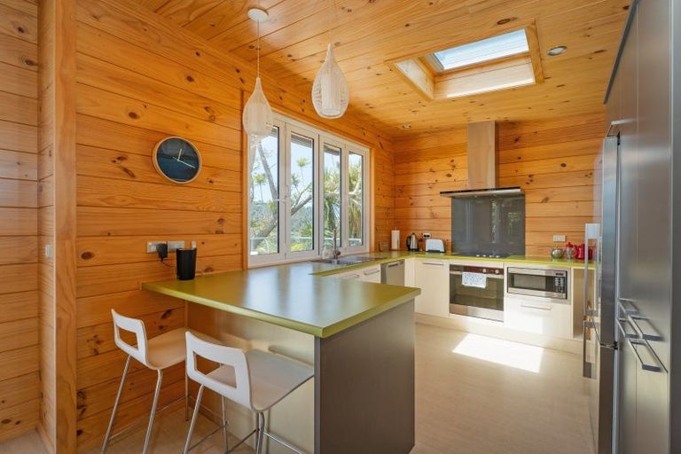 Photo of property in 92 Hahei Beach Road, Hahei, Whitianga, 3591