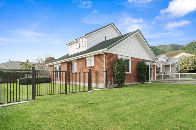 Photo of property in 25 Utauta Street, Waikanae, 5036