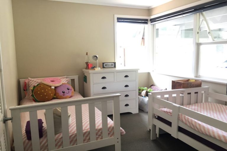 Photo of property in 17 Webb Place, Forrest Hill, Auckland, 0620