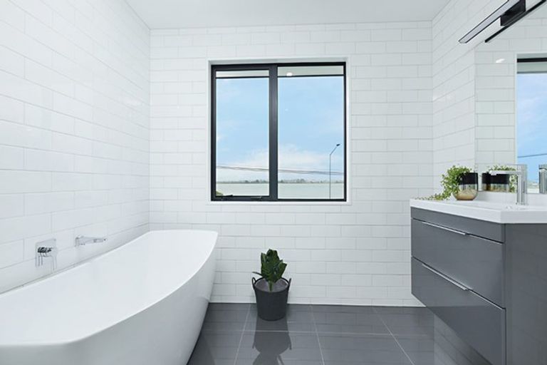 Photo of property in 1 Te Awakura Terrace, Mount Pleasant, Christchurch, 8081