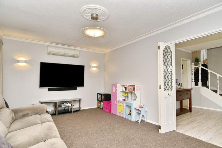 Photo of property in 15 Sonning Place, Redwood, Christchurch, 8051