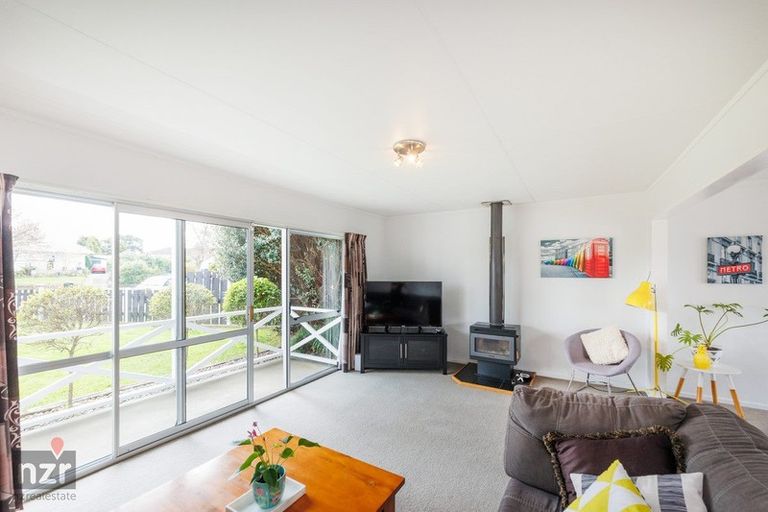 Photo of property in 22 Lyndale Place, Kelvin Grove, Palmerston North, 4414