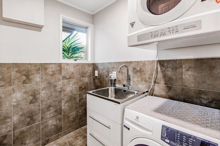 Photo of property in 4 Albemarle Place, Massey, Auckland, 0614