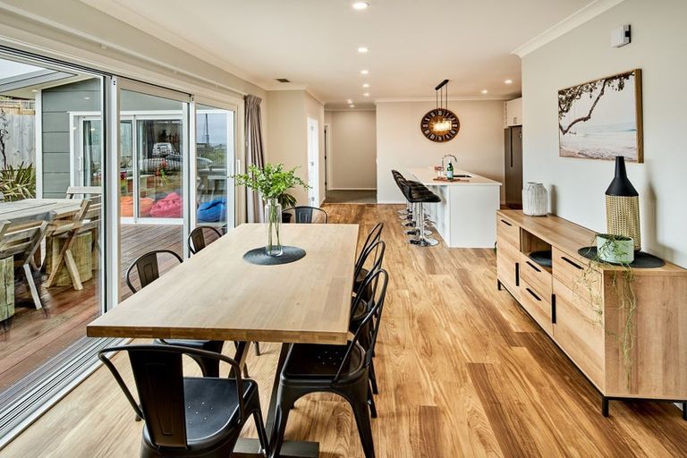 Photo of property in 107 Queen Charlotte Drive, Aotea, Porirua, 5024