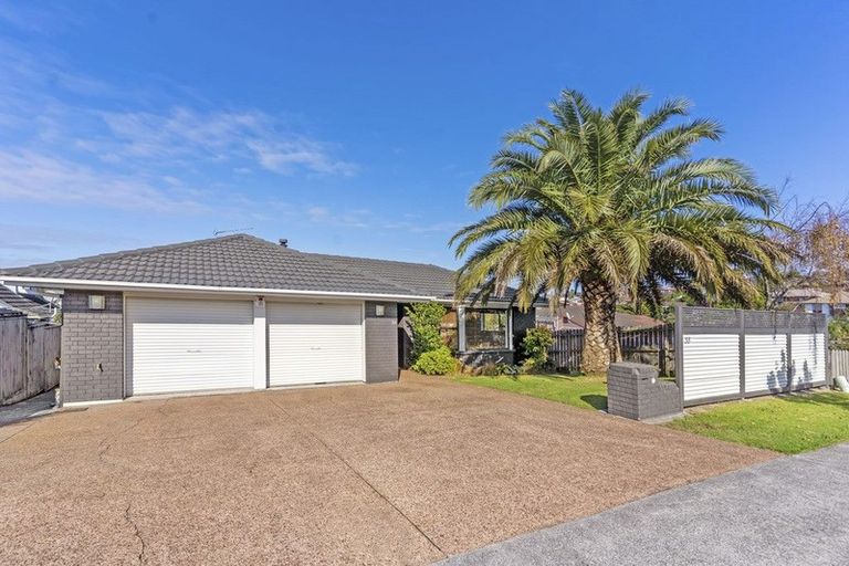 Photo of property in 33 Channing Crescent, Botany Downs, Auckland, 2010