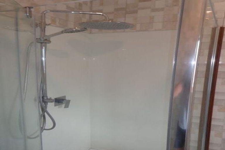 Photo of property in 81 Hobsonville Road, West Harbour, Auckland, 0618