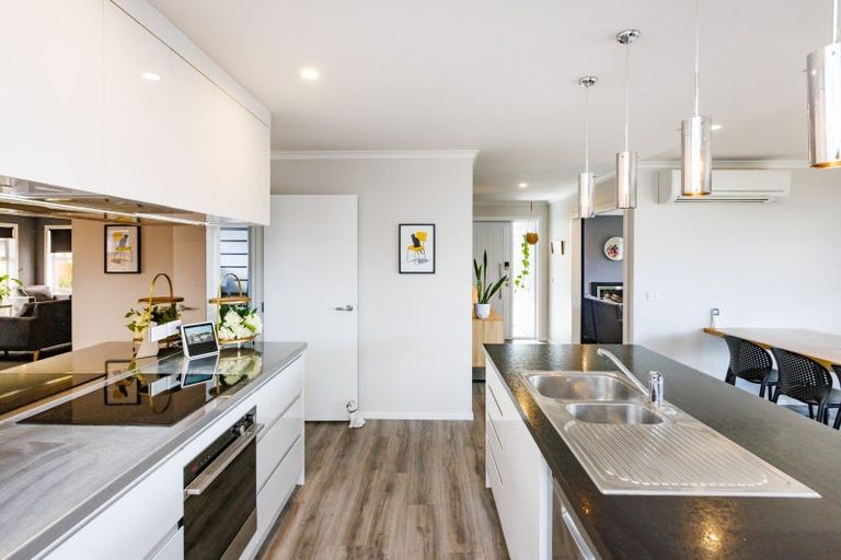 Photo of property in 120 Johnstone Drive, Fitzherbert, Palmerston North, 4410