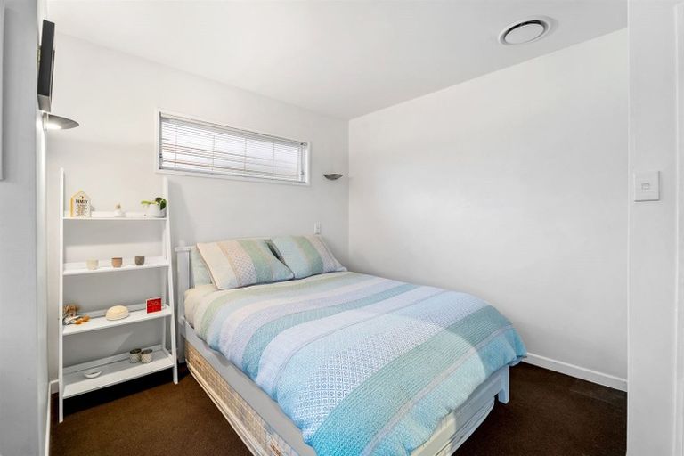 Photo of property in 19 Garmons Way, Castor Bay, Auckland, 0620