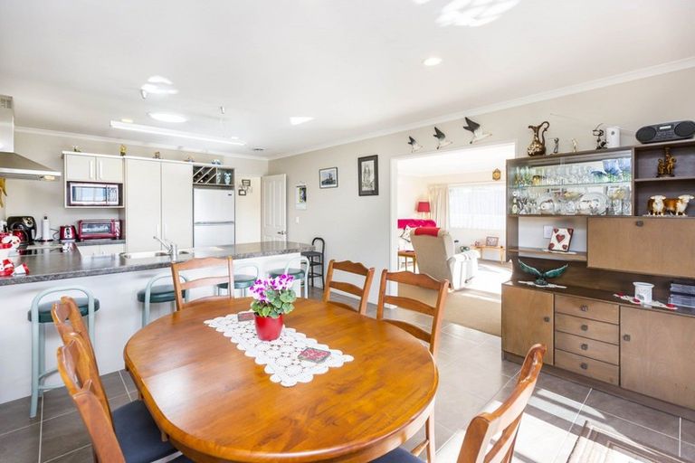 Photo of property in 48 King Charles Drive, Kingsley Heights, Upper Hutt, 5018
