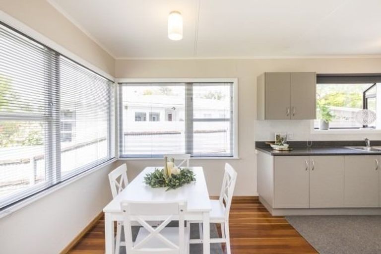 Photo of property in 10 Catlins Crescent, Milson, Palmerston North, 4414