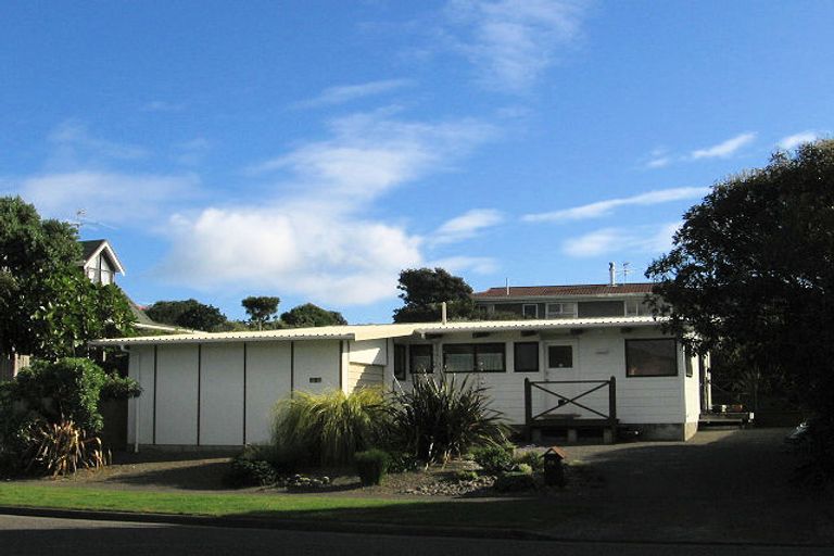 Photo of property in 175 Tutere Street, Waikanae Beach, Waikanae, 5036