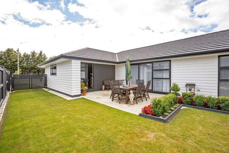 Photo of property in 15 Maple Grove, Kingston, Wellington, 6021