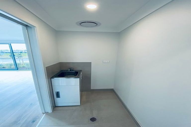 Photo of property in 10 Rauriki Lane, Rosehill, Papakura, 2113