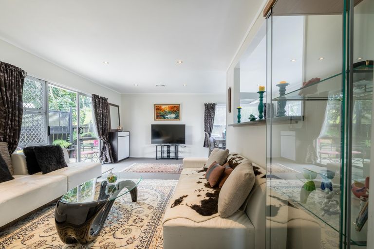 Photo of property in 27 Cedar Heights Avenue, Massey, Auckland, 0614