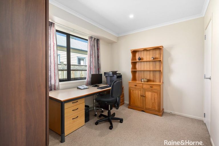 Photo of property in 21 Cambridge Road, Martinborough, 5711