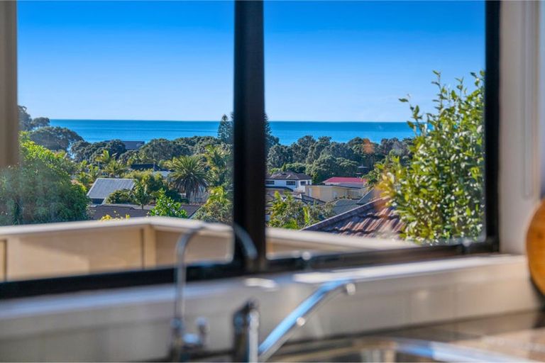 Photo of property in 24 Halldene Terrace, Red Beach, 0932